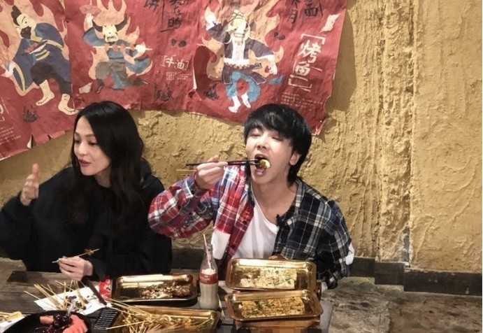 网友偶遇汪峰，张韶涵，李锐，华晨宇：在长沙吃烧烤，几人正在畅聊