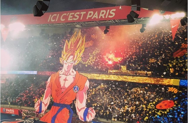 巴黎圣日耳曼球迷现场竖起《龙珠》孙悟空巨大TIFO:为主队加油打气 巴黎圣日耳曼球迷现场竖起《龙珠》孙悟空巨大TIFO:为主队加油打气