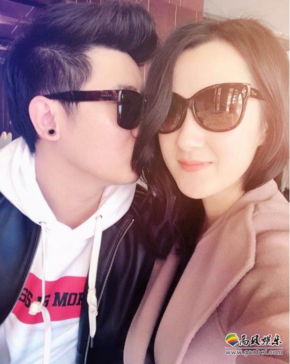 王绎龙在2月14日浪漫西洋情人节当天:在微博首次贴出爱妻的正面照