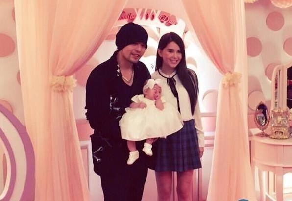 周杰伦社交平台晒出妻子昆凌和女儿“小周周”在法国某宫殿中的照片