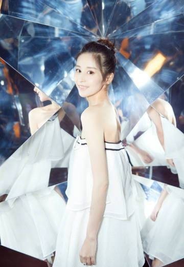 颖儿微博晒出自己的减肥餐：她的减肥餐食是白粥搭配蔬菜十分的清淡