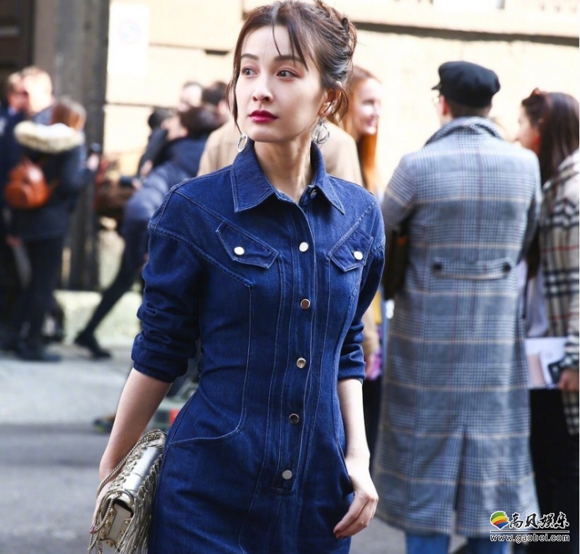 吴昕晒出米兰时装周最后一套造型：身穿淡蓝色镂空裙，含蓄露小蛮腰