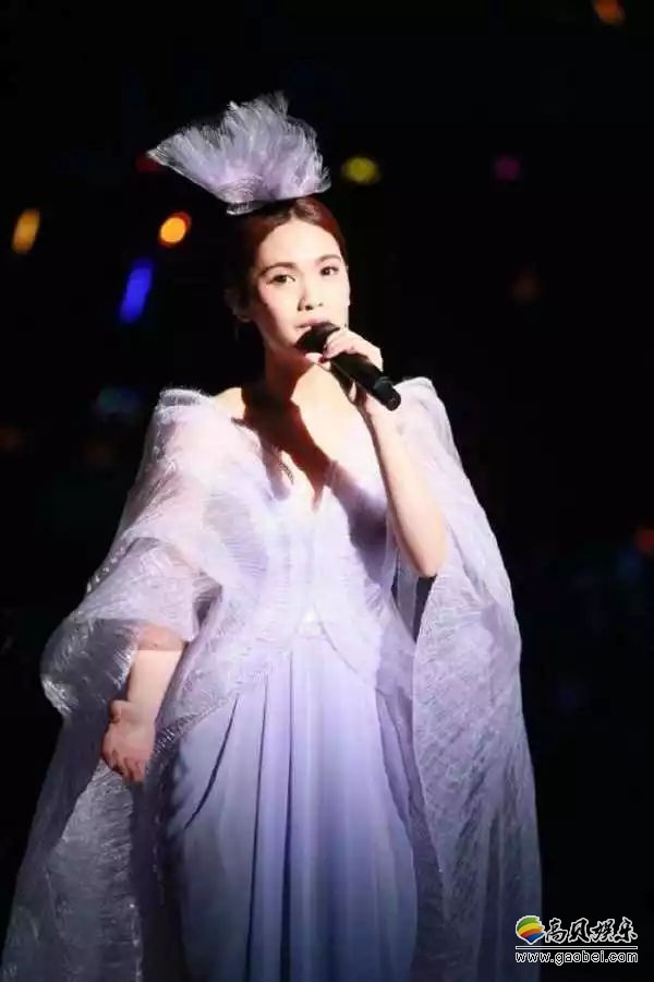 杨丞琳感谢香港演唱会嘉宾：陈柏宇和4 in love 成员小柔、棋惠和嘉琳