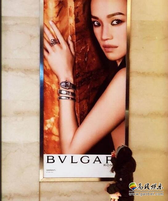 网友晒出舒淇性感海报：精致妆容，眼神犀利表情冷酷，裸露纤细手臂