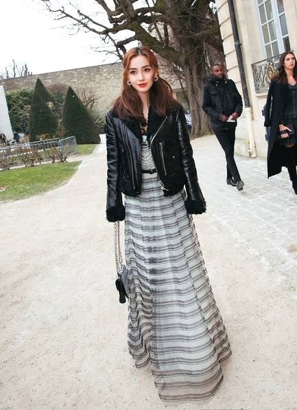 Angelababy现身2018秋冬巴黎时装周：大秀性感锁骨香肩，红唇娇艳