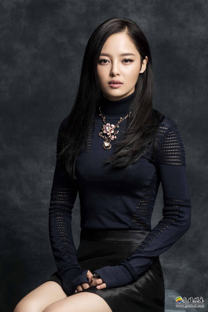 辛芷蕾现身时装周：对镜抓发眼神魅惑，戴长串复古耳环，邪笑女人味