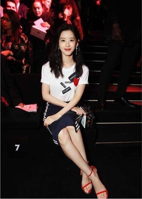 “奶茶妹妹”章泽天晒出在首饰台挑选饰品照片:头戴皇冠,甜美可爱 “奶茶妹妹”章泽天晒出在首饰台挑选饰品照片:头戴皇冠,甜美可爱