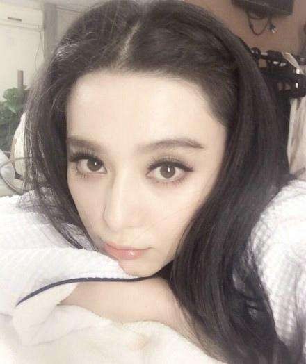 范冰冰晒出自拍美照：范爷长发披肩，皮肤白皙通透，非常的清纯漂亮