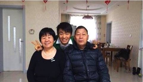 网友遇到王宝强带着父母逛街：王妈妈选中衣服，拿起来让王爸爸试穿