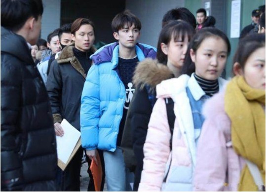 北京电影学院表演系初试进入第三天：吴磊便于清晨亮相于考试队伍之中