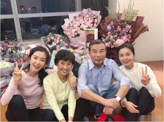 李冰冰晒出生日全家福幸福温馨：李冰冰和爸爸妈妈以及妹妹一家超幸福