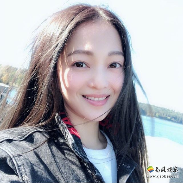 张韶涵在最新微博里晒图：晒出与自家狗狗合影，一黑一白似乎一语双关