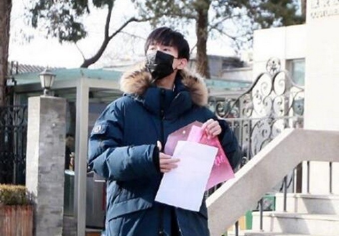 tfboys成员易烊千玺现身中央戏剧学院艺考复试考场：吸引媒体门口等候