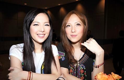 华纳歌手卫兰、卫诗相约写春联：向大家送上祝福！两姊妹希望有新恋情