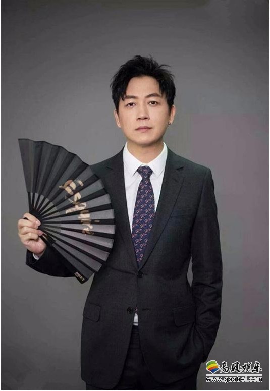 潘粤明晒出睡前练的毛笔字：写着两个“累”和“睡”发出要休息的信号