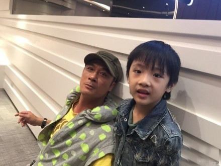 吴镇宇更新费曼与狗狗照片：费曼和小黑狗玩耍，轻轻的抚摸，爱心满满