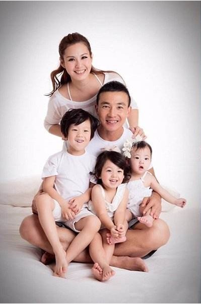 刘畊宏微博晒出一家五口游迪士尼照片：小泡芙与弟弟妹妹长得一模一样