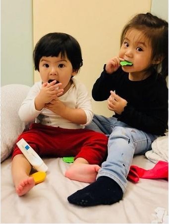 贾静雯晒出女儿咘咘、BO妞合影照：画面逗趣又可爱！瞬间融化大票网友
