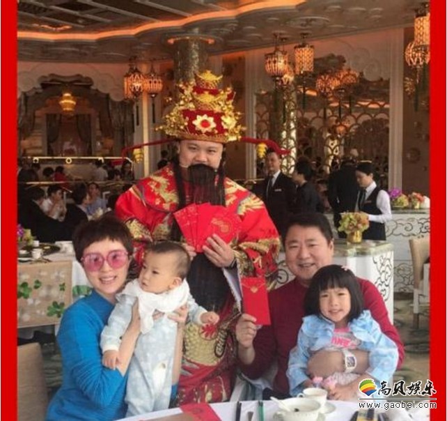 金巧巧晒出全家福：祝大家元宵节快乐！二胎儿子“小太阳”首曝正面照