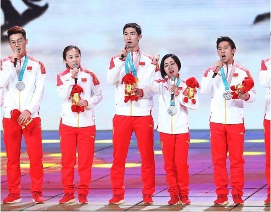 2018央视元宵晚会：平昌冬奥会中国体育代表团高唱励志金曲《真心英雄》