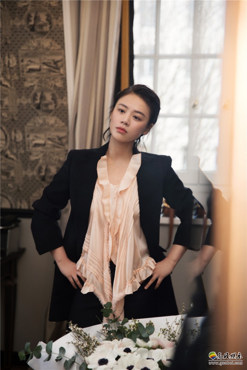 马思纯出席法国知名时尚品牌秋冬大秀：摩登呈现刚柔并济现代女性态度