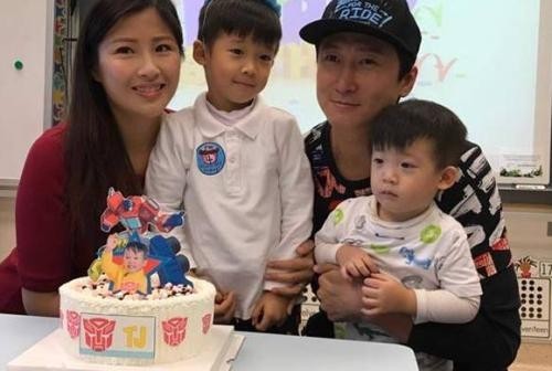 洪天明一家四口现身：证明家庭未受影响！更是扬言表示想拼第三胎