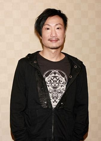 郑中基三岁儿子跟家中的黑色小猎犬玩耍！被抓伤右眼角：暂无大碍