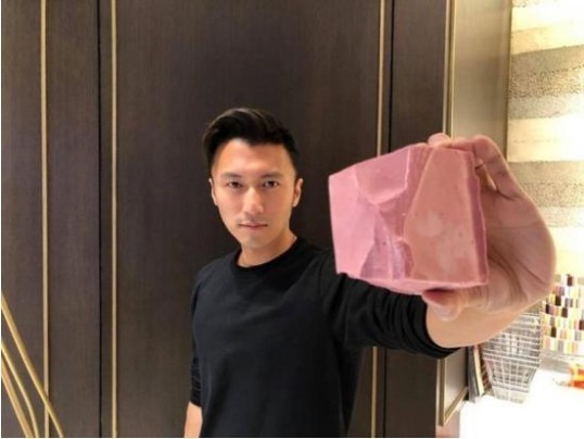 谢霆锋为节目《锋味》寻找食材：拎粉红色巧克力合照！表情美滋滋