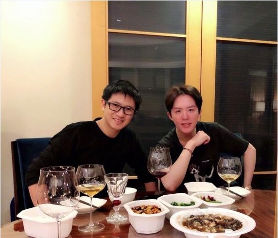 李云迪微博晒出与韩寒合照：两人都穿着黑色T恤，脸上洋溢着笑容