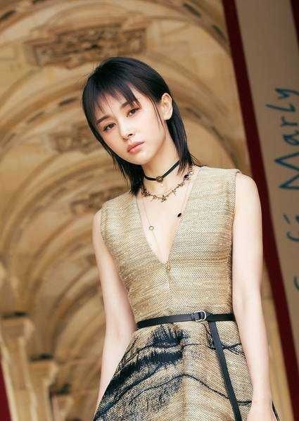 王子文写真美照：身着复古镂空长裙与夜色相映，尽显复古优雅气质