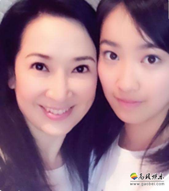 龚慈恩女儿林恺铃与妈妈出席公司春茗：适逢18岁生日！准备生日蛋糕