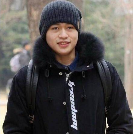 徐锦江儿子徐菲出现在北京电影学院的考场：父子俩身材壮硕如出一辙