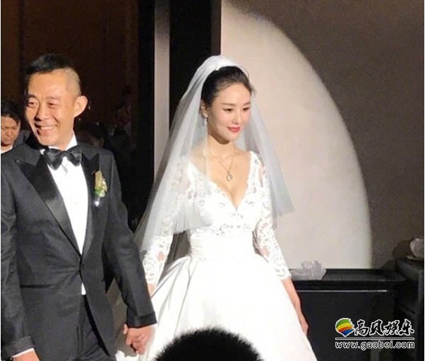 网友晒出苏州偶遇演员侯勇照片：51岁侯勇老师仍然帅气！美娇妻作伴