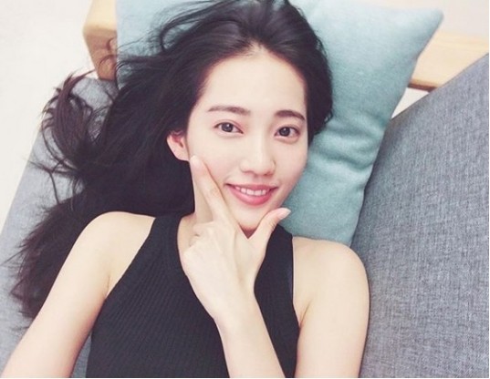 王棠云破例晒出全身像：虽然较为模糊，似乎小腹凸显，还兴奋地奔跑