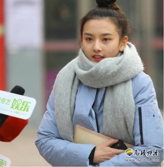 宋祖儿现身考试现场：身穿蓝色羽绒服，丸子头简单可爱，学生范十足