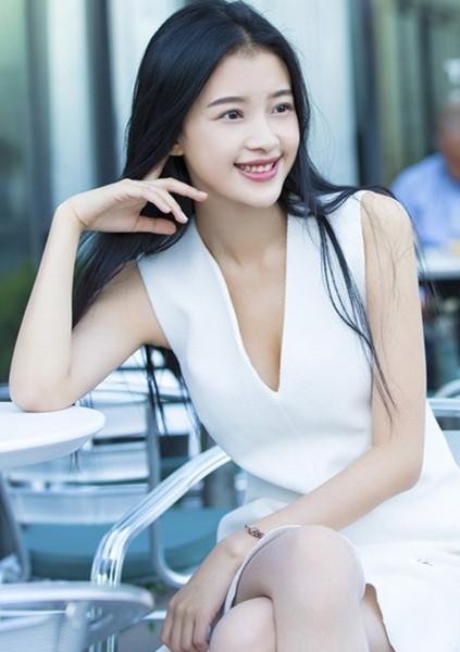 孙怡结束时装周行程！发微博晒出美照：对着镜头比V！十分俏皮可爱