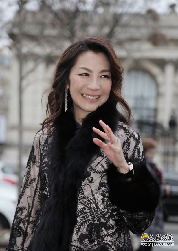 杨紫琼亮相巴黎时装周：蕾丝拼贴袄搭配中式裙装，一颦一笑卓越风姿