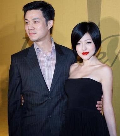 小S晒出与丈夫健身房照片：两人都穿深色紧身运动服，好曲线一览无遗