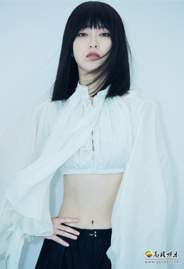 唐嫣现身巴黎时装周：白色衬衫搭配亮缎短裤，浪漫与潮流融合时髦有型