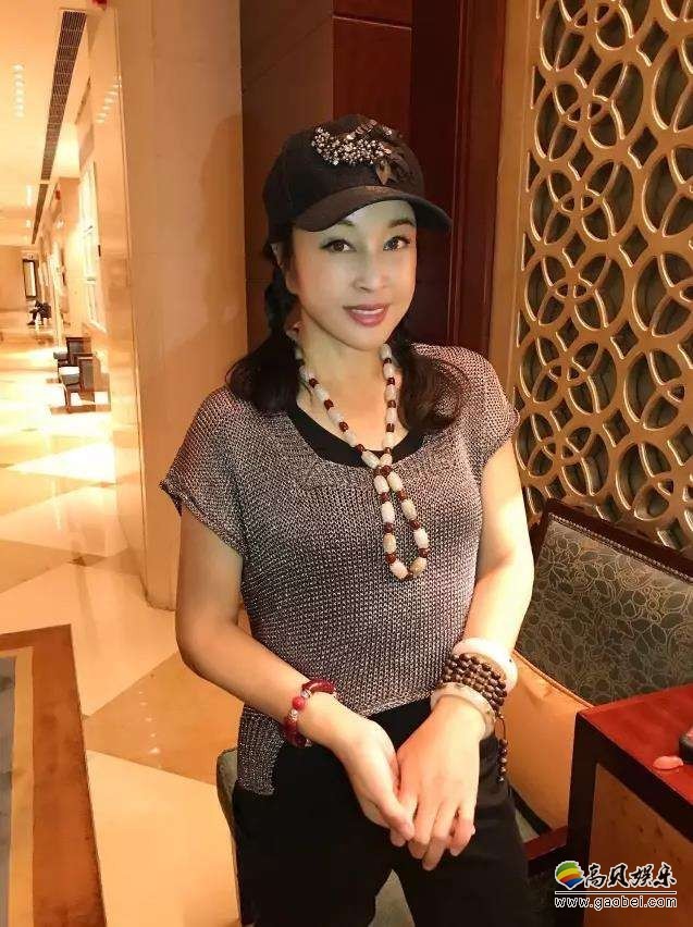 刘晓庆微博晒出在外度假照片：气色良好对镜头微笑，看起来心情十分好