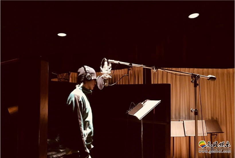 吴亦凡个人微博晒出在录音棚录制歌曲照片：近期正在美国加紧制作专辑