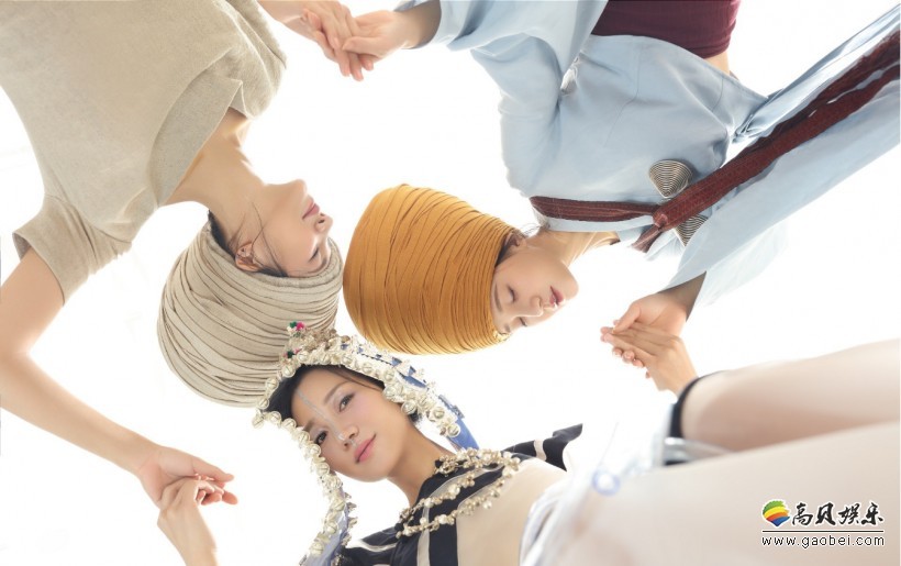 阿朵“双生”主题写真曝光：她一人分饰两角化身姐妹花，艺术质感浓郁