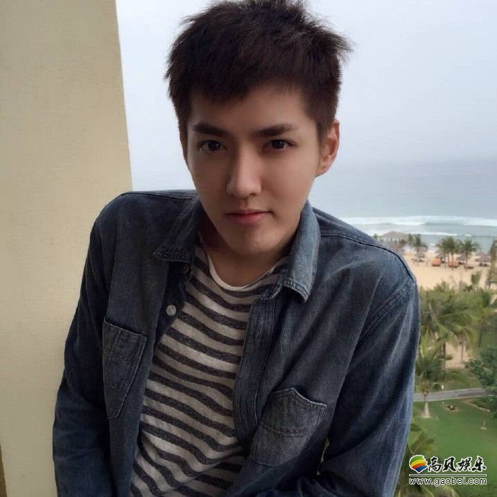 吴亦凡分享微博近照：在录音棚中录歌画面！实力一定程度上得到了见证