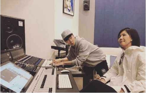 孙燕姿、林俊杰晒出两人录音工作室合影：孙燕姿二胎衣着宽松，气色好