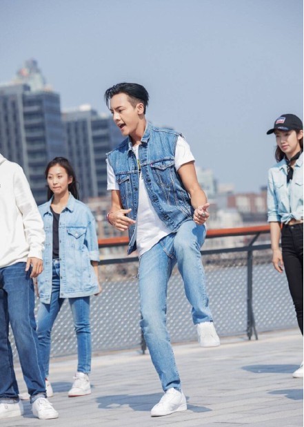 陈伟霆和广场舞大妈街头尬舞照片：阳光帅气，与大妈们同框，画风逗趣