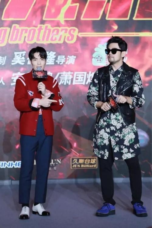 周杰伦观赏时尚大秀：教授萧敬腾看秀秘诀！睁大眼睛才不会被说看睡着