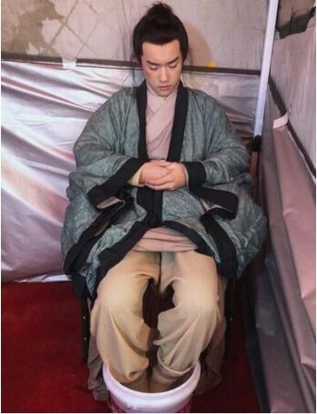 易烊千玺晒出身穿道服照片：闭目养神，双手合十！正在用塑料桶泡脚