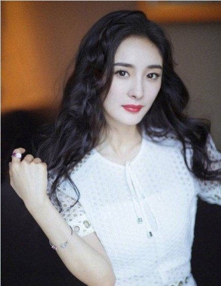 杨幂现身武汉出席某化妆品牌代言活动：身穿白色连衣裙，好身材尽显