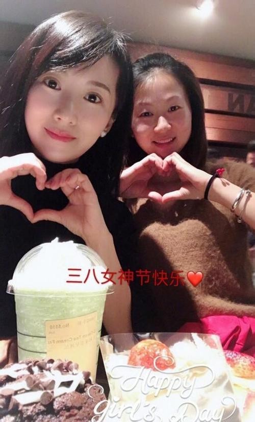 娱乐圈里诸位女明星也在3月8日纷纷晒出自己的美照：“庆祝女性节日”