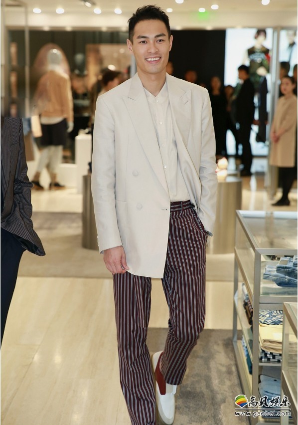 杨祐宁出席某意大利顶级品牌五十周年纪念展：身穿经典白色西装外套